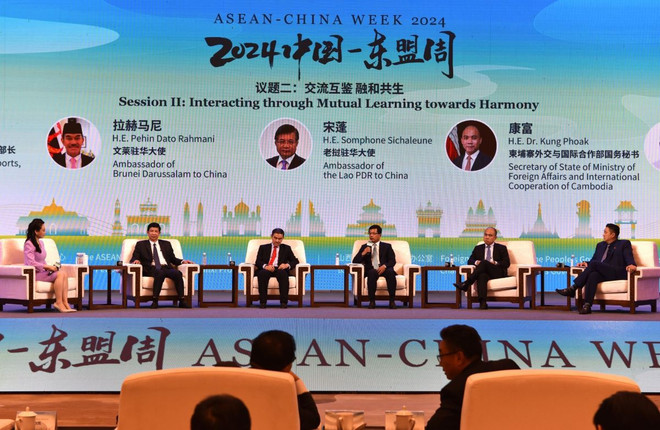 Đoàn đại biểu các nước ASEAN và Trung Quốc tham dự phiên đối thoại trong khuôn khổ Tuần lễ. (Ảnh: Thành Dương/TTXVN) ttxvn-asean-trung quoc2.jpg