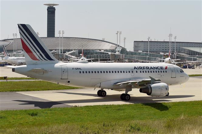 Pháp hủy 1.000 chuyến bay đi và đến do nhân viên không lưu đình công ảnh 1