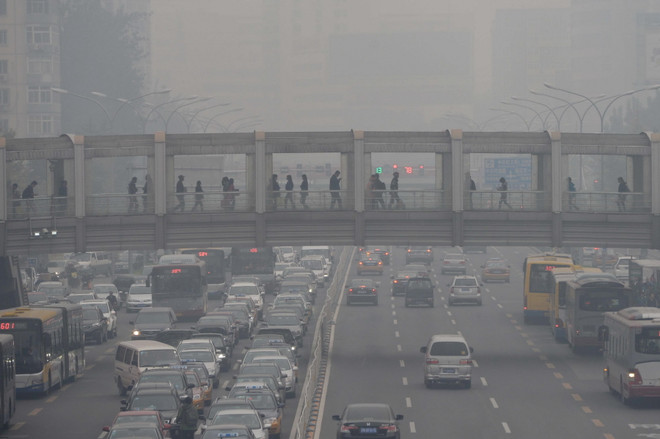Khói mù bao phủ thủ đô Bắc Kinh. (Ảnh: AFP/TTXVN) Trung Quốc nỗ lực giảm ô nhiễm không khí dịp hội nghị APEC ảnh 1