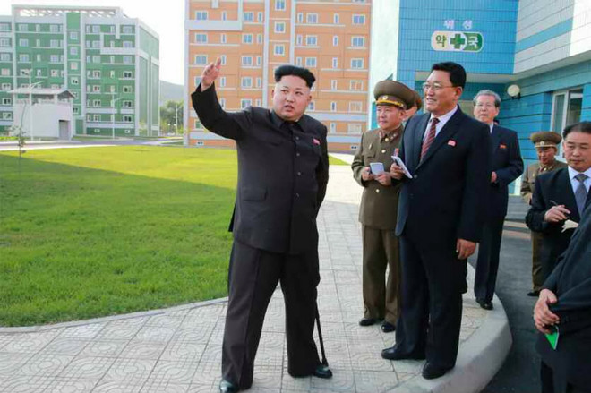 Nhà lãnh đạo Triều Tiên Kim Jong-un. (Ảnh: AFP/TTXVN) Ông Kim Jong-un thăm trường mẫu giáo và trại trẻ mồ côi ảnh 1