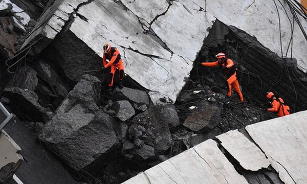 Vụ sập cầu ở Italy: Chạy đua với thời gian tìm người sống sót ảnh 1