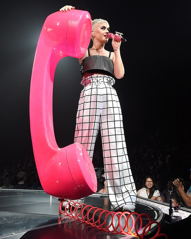 Katy Perry diện đồ của nhà thiết kế Công Trí ''thổi tung'' sân khấu ảnh 17