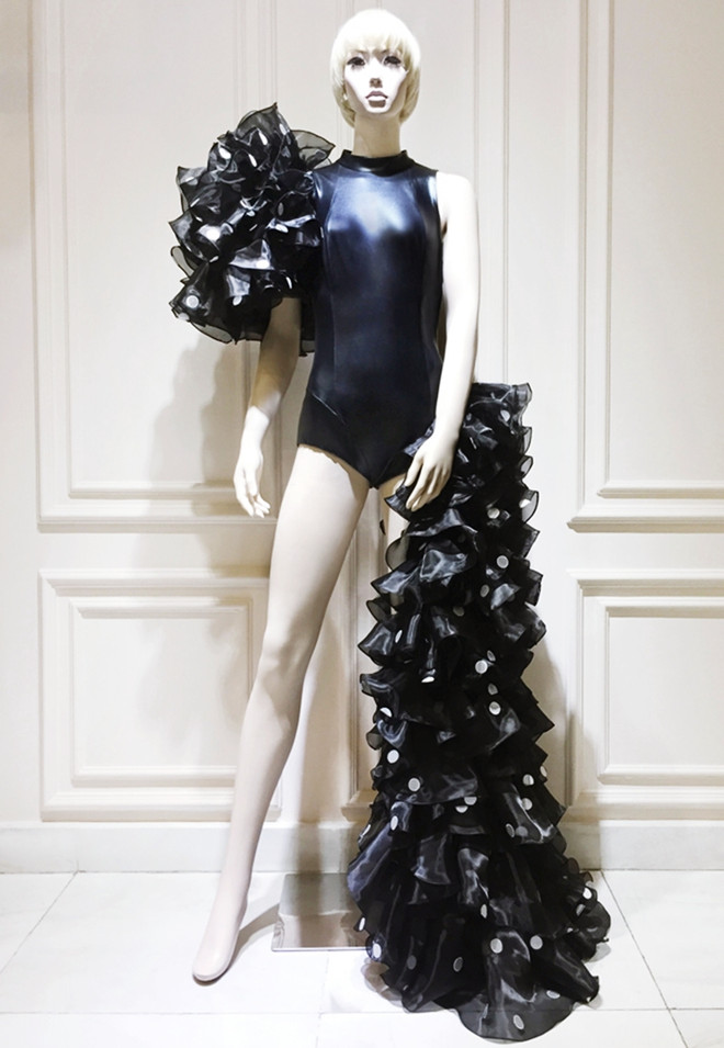 Katy Perry diện đồ của nhà thiết kế Công Trí ''thổi tung'' sân khấu ảnh 4