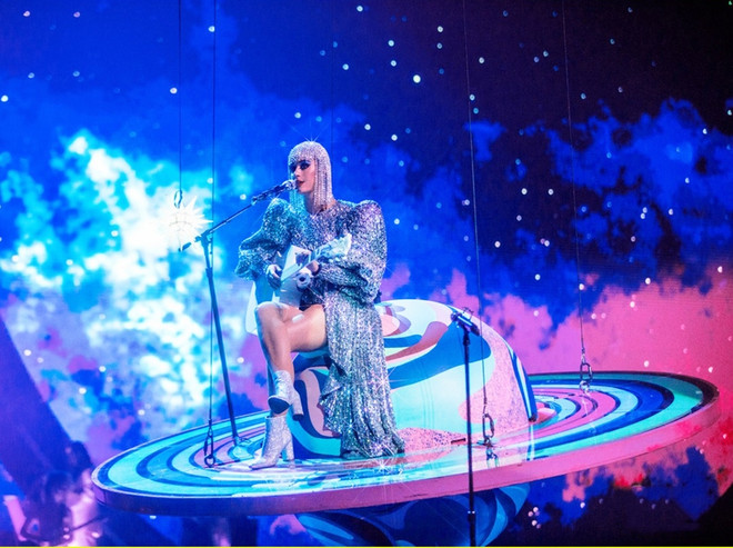 Katy Perry diện đồ của nhà thiết kế Công Trí ''thổi tung'' sân khấu ảnh 12