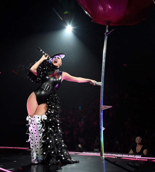 Katy Perry diện đồ của nhà thiết kế Công Trí ''thổi tung'' sân khấu ảnh 7