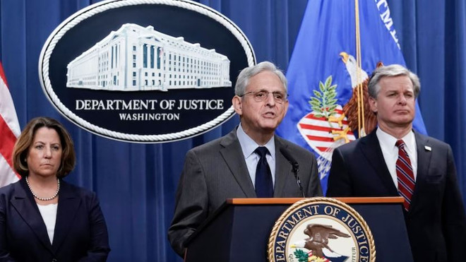 Bộ trưởng Tư pháp Mỹ Merrick Garland (giữa). (Nguồn: AP) Mỹ triệt phá nhóm tin tặc Hive tấn công hơn 1.500 người ảnh 1