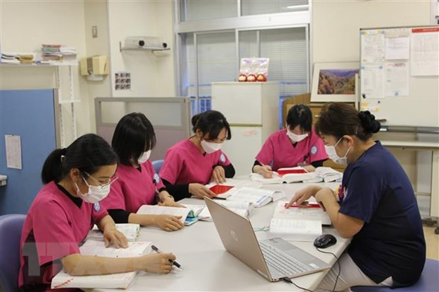 Một buổi học của các ứng viên điều dưỡng Việt Nam tại Bệnh viện Đại học Y Saitama. (Ảnh: Đào Thanh Tùng /TTXVN) Người Việt là lực lượng lao động người nước ngoài đông nhất tại Nhật ảnh 1