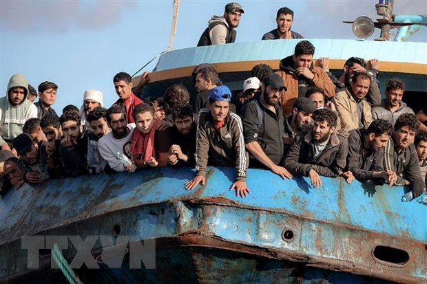 Người di cư được giải cứu ngoài khơi đảo Crete. (Ảnh: AFP/TTXVN) EU siết chặt quy định thị thực với nước từ chối nhận người hồi hương ảnh 1