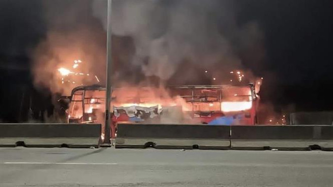 Xe khách bốc cháy khi đang chạy trên đường, hàng chục khách hoảng loạn ảnh 1