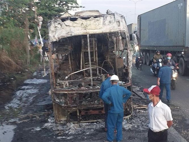 Xe khách bốc cháy khi đang chạy trên đường, hàng chục khách hoảng loạn ảnh 2