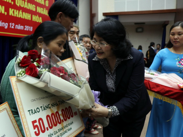 Trao 25 tỷ đồng hỗ trợ xây nhà tình nghĩa cho 5 tỉnh miền Trung ảnh 1