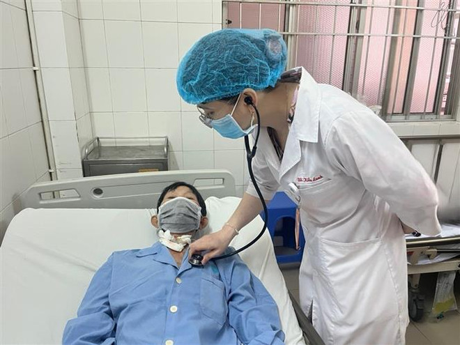 Nội soi cấp cứu lấy dị vật trong phế quản bệnh nhân ung thư ảnh 1