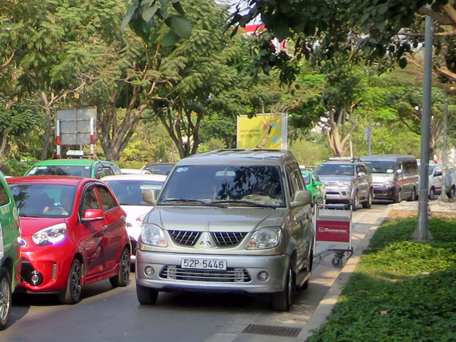 Thành phố Hồ Chí Minh tìm giải pháp chống ùn tắc giao thông ảnh 1