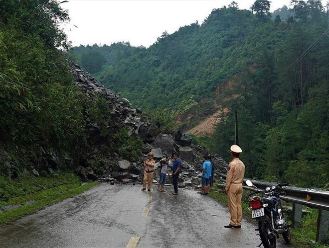 Sạt lở gây ách tắc giao thông trên Quốc lộ 32 đoạn qua Yên Bái ảnh 1