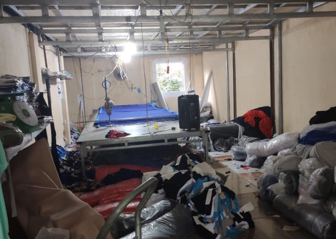 Hà Nội: Thu giữ hàng nghìn bộ quần áo giả mạo hàng hiệu ảnh 1