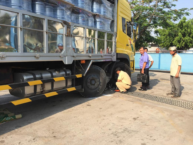 Đi ăn sáng về, một cụ ông bị cuốn vào gầm xe tải tử vong tại chỗ ảnh 2