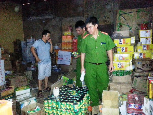 "Phù phép" hàng nghìn hộp ngô hạt Trung Quốc thành xuất xứ Mỹ ảnh 1