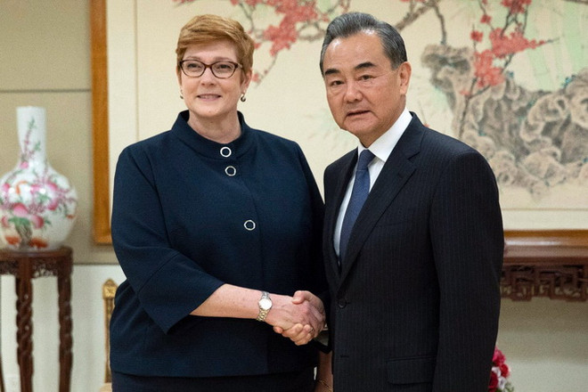 Ngoại trưởng Trung Quốc Vương Nghị (phải) và người đồng cấp Australia Marise Payne. (Nguồn: twitter.com) Trung Quốc-Australia hy vọng bình thường hóa quan hệ song phương ảnh 1