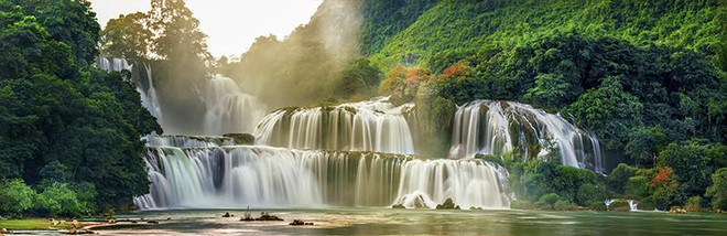 Toàn cảnh dòng thác chính nằm giữa đường biên giới của Việt Nam-Trung Quốc. Kỳ quan miền biên ải: Thác Bản Giốc cùng làng đá trăm tuổi Khuổi Ky ảnh 7