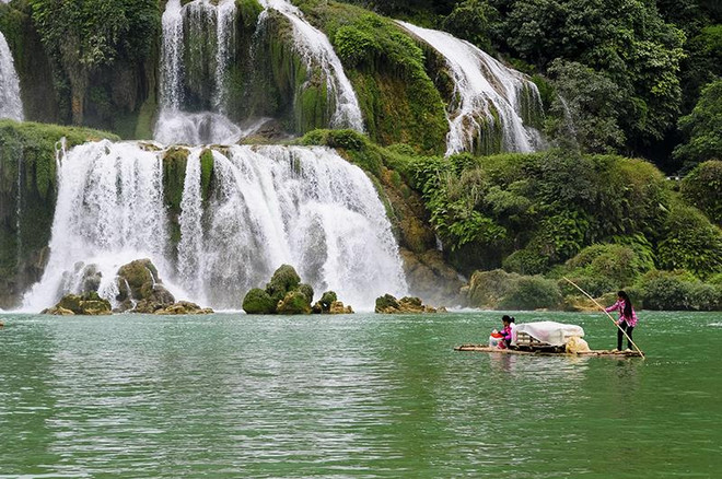 Người dân vẫn buôn bán cho khách du lịch trên dòng sông Quây Sơn, chân thác. Kỳ quan miền biên ải: Thác Bản Giốc cùng làng đá trăm tuổi Khuổi Ky ảnh 9