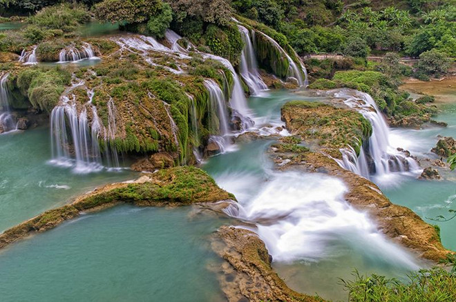 Mùa tháng 12 đến tháng Tư hàng năm, nước ít nên dòng chảy nhẹ nhàng trữ tình. Kỳ quan miền biên ải: Thác Bản Giốc cùng làng đá trăm tuổi Khuổi Ky ảnh 4