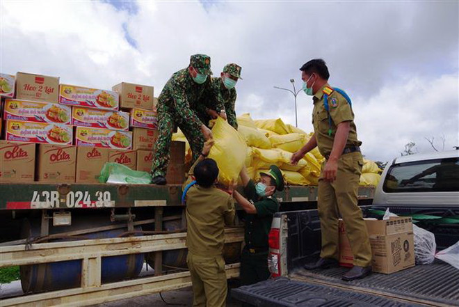Tặng lương thực, vật tư y tế cho lực lượng bảo vệ biên giới Lào ảnh 2