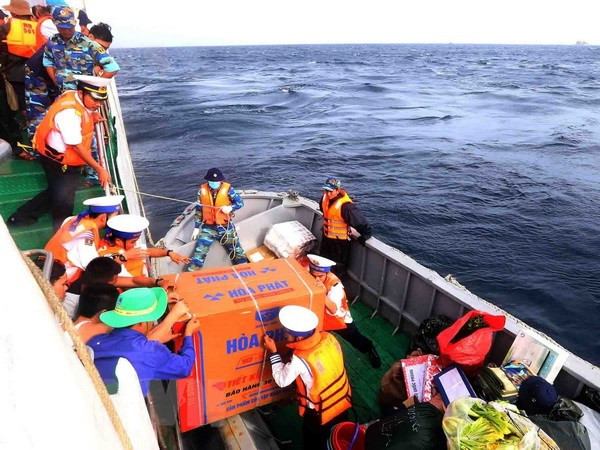 Hàng ngàn suất quà đến với cán bộ, chiến sỹ, nhân dân Trường Sa ảnh 1