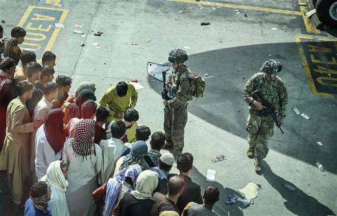 Binh sỹ Mỹ gác tại sân bay quốc tế ở Kabul, Afghanistan. (Ảnh: AFP/TTXVN) EU tuyên bố không thể sơ tán toàn bộ nhân viên Afghanistan trước 31/8 ảnh 1