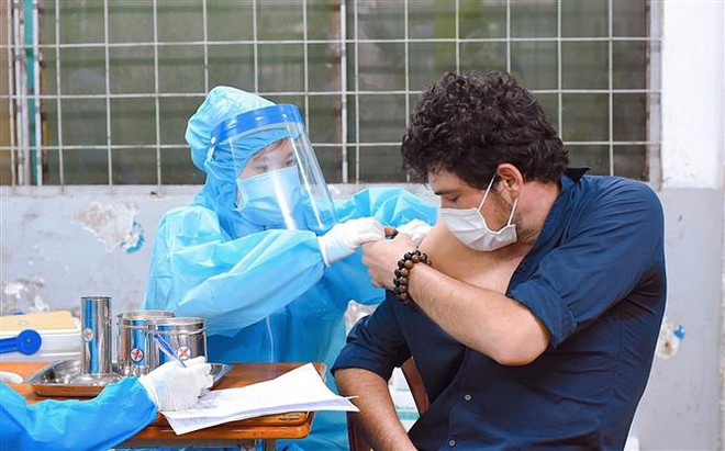 TP. HCM bắt giam người sắp xếp tiêm vaccine không đúng đối tượng ảnh 1