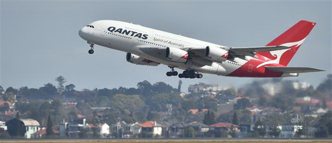 Máy bay của hãng hàng không Qantas cất cánh từ sân bay ở Sydney, Australia. (Ảnh: AFP/TTXVN) COVID-19: "Hộ chiếu vắcxin" đang gây chia rẽ cộng đồng quốc tế ảnh 2