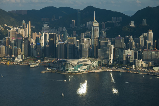 Quang cảnh tại Hong Kong. (Nguồn: AFP) Gần 50% số công ty châu Âu tại Hong Kong cân nhắc chuyển địa điểm ảnh 1