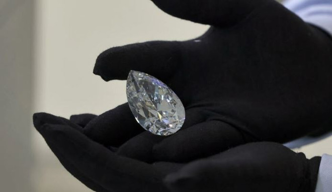 Trưng bày viên kim cương trắng khổng lồ nặng hơn 228 carat ảnh 1
