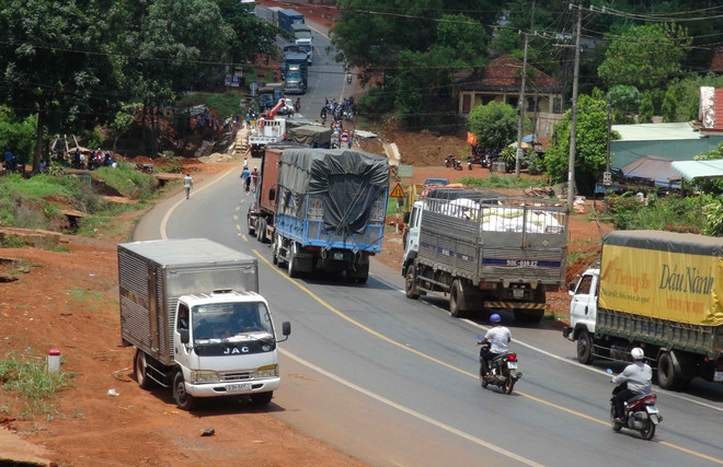 Bình Phước: Va chạm giữa ba xe tải khiến Quốc lộ 14 ách tắc 3km ảnh 4