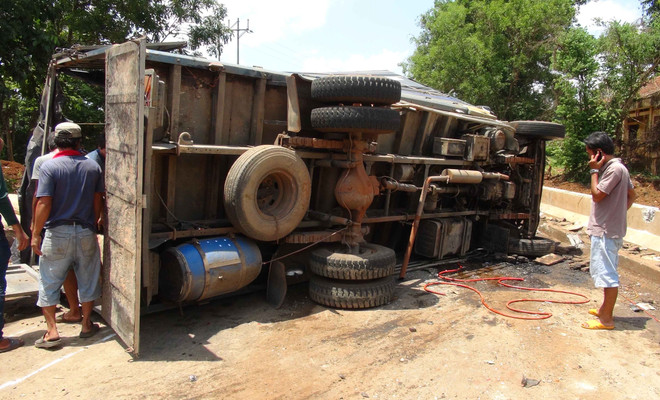 Bình Phước: Va chạm giữa ba xe tải khiến Quốc lộ 14 ách tắc 3km ảnh 1