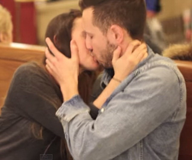 Một cô gái Mỹ đi khắp ga tàu điện ngầm để...hôn mọi người ảnh 5