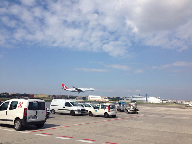 Italy: Gặp sự cố, máy bay hạ cánh khẩn cấp xuống sân bay Napoli ảnh 1