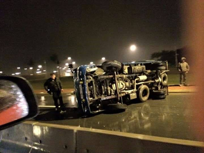 Gỡ bỏ dải phân cách cứng gây lật xe liên tiếp trên cầu Nhật Tân ảnh 1