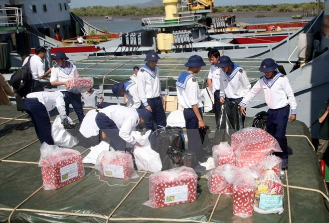 Bài 1: Vượt biển mang Xuân đến với bộ đội nhà giàn DK1 ảnh 1