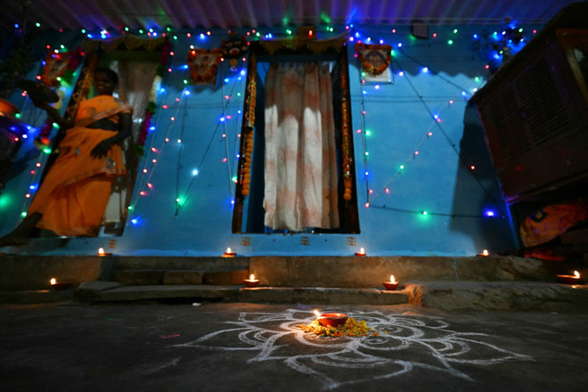 Một ngôi nhà được thắp sáng nhân lễ hội ánh sáng Diwali ở New Delhi, Ấn Độ. (Ảnh: AFP/TTXVN) ttxvn-anh sang3.jpg