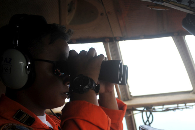 Hoạt động cứu hộ máy bay QZ8501 tạm dừng do thời tiết xấu ảnh 1