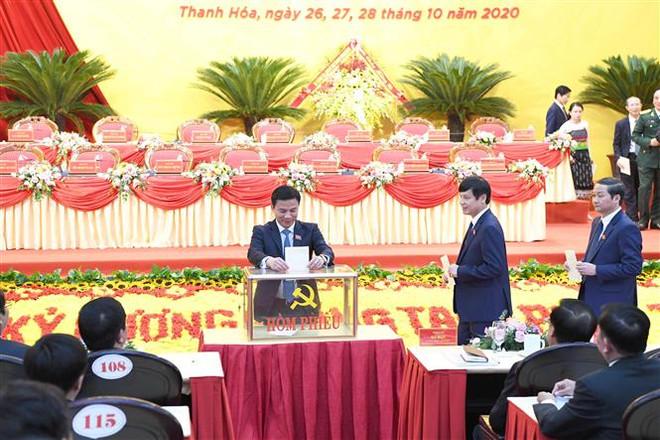 Các đại biểu bỏ phiếu bầu Ban chấp hành Đảng bộ tỉnh Thanh Hóa nhiệm kỳ 2020-2025. (Ảnh: Trịnh Duy Hưng/TTXVN) 100% đảng bộ đã hoàn thành việc tổ chức đại hội nhiệm kỳ 2020-2025 ảnh 2