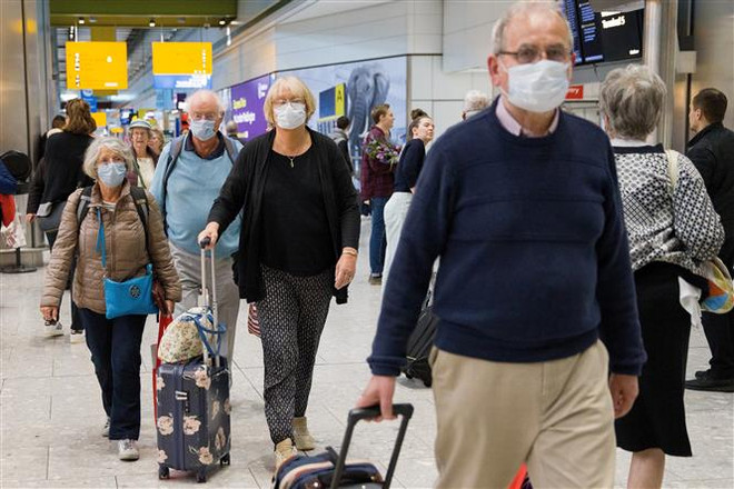 Hành khách tại sân bay Heathrow ở London, Anh. (Ảnh: AFP/TTXVN) Các hãng hàng không châu Á và châu Âu đồng loạt báo lỗ ảnh 2