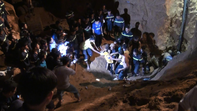 [Photo] Cuộc giải cứu bé gái kẹt sâu 15m trong giếng công nghiệp ảnh 2