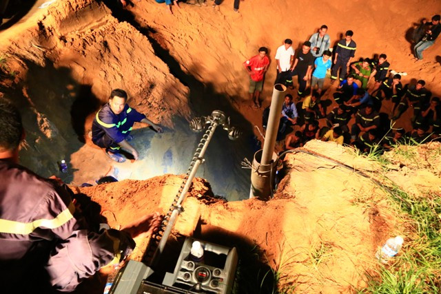 [Photo] Cuộc giải cứu bé gái kẹt sâu 15m trong giếng công nghiệp ảnh 1