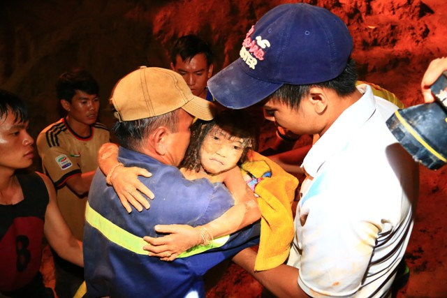 100 cảnh sát giải cứu bé gái rơi xuống giếng công nghiệp sâu 15m ảnh 1