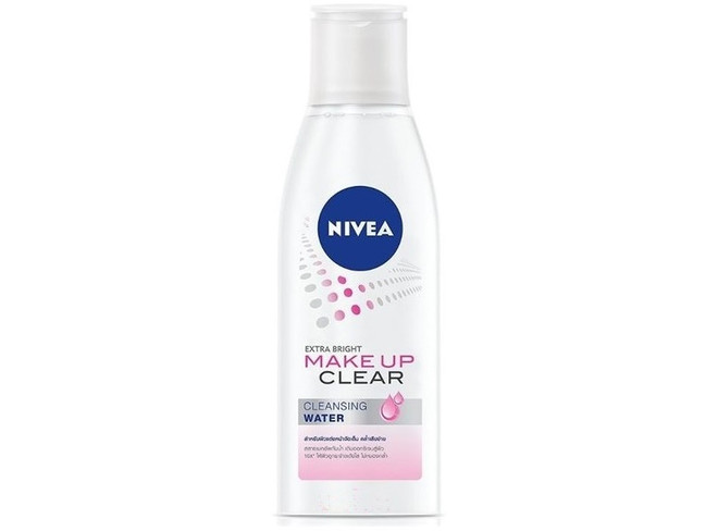Nước tẩy trang Nivea - Make Up Clear Cleansing Water (80.00 đồng)): Công thức dạng micellar giúp tẩy trang nhanh chóng. Mười nguyên tắc giúp rửa mặt sạch bạn nên thuộc nằm lòng ảnh 1