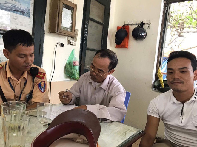 Cảnh sát ngăn nam thanh niên không tỉnh táo lao vào đoàn tàu ảnh 1