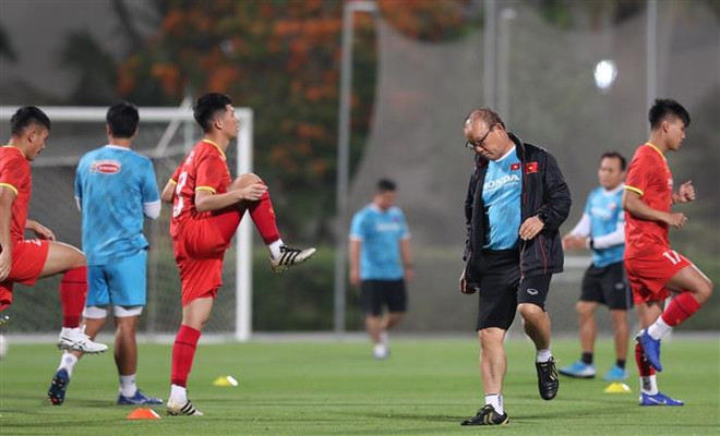 Ông Park Hang-seo tham gia khởi động cùng các cầu thủ. (Ảnh: Hoàng Linh/TTXVN) Vòng loại World Cup 2022: Cập nhật thông tin về đội tuyển Việt Nam ảnh 1