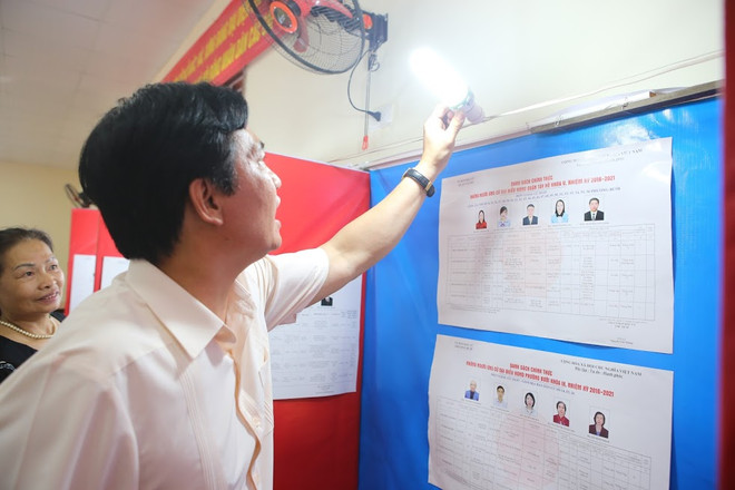 Hà Nội trong sắc đỏ rộn ràng chờ đón ngày hội non sông ảnh 1