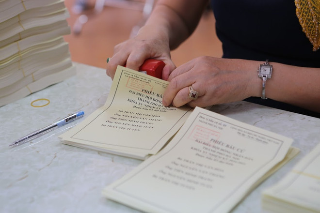 Hà Nội trong sắc đỏ rộn ràng chờ đón ngày hội non sông ảnh 4